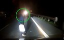 Video: Tài xế phanh cháy đường vì cụ bà chạy sang đường giữa đêm tối