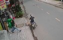 Video: Hai thanh niên bẻ khóa trộm thùng rác chuyên nghiệp