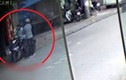 Video: Hà Nội: Táo tợn giật phăng túi nhẫn từ tay chủ tiệm vàng