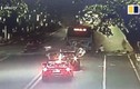 Video: Xe buýt phát nổ giữa phố, hành khách văng ra ngoài