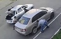 Video: Ngang nhiên tháo trộm chụp la-zăng ô tô giữa ban ngày