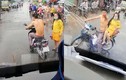 Video: Thanh niên ném gạch, đấm vỡ kính xe khách khi bị tạt nước cống