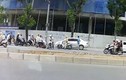 Video: Xe máy "rồng rắn" đi ngược chiều dù đối đầu CSGT trên phố HN