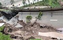 Video: Khoảnh khắc cả con đường bất ngờ sụp đổ trong tích tắc