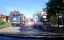 Video: Cô gái thoát chết trong gang tấc khi ngã ra đường trước mũi xe tải