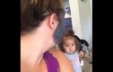Video: Mẹ đắp mặt nạ troll bé khiến dân mạng cười nghiêng ngả