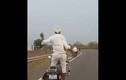 Video: Màn thể hiện của “dị nhân” trên xe máy đang chạy tốc độ cao