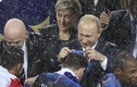 Trao huy chương World Cup: Người phụ nữ đứng gần Putin có hành động lạ