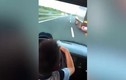 Video: Bố để con 7 tuổi lái xe chạy 120km/h,  vượt xe tải trên cao tốc