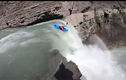 Video: Thót tim cảnh chèo thuyền kayak lao xuống từ thác nước cao 30m