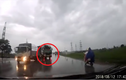 Video: Tài xế đánh lái xuống ruộng bèo vì xe đầu kéo lấn làn ẩu