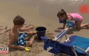 Video: Nghịch cát khi đi tắm biển, hãi hùng bị giun móc xâm nhập khắp cơ thể