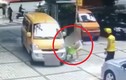 Video: Người phụ nữ nhẫn tâm xô đứa trẻ vào ô tô để ăn vạ tài xế