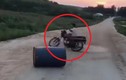 Video: Pha drift xe máy hài không tưởng khiến dân mạng cười “đứt ruột“
