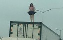 Nguyên nhân cô gái mặc váy ngắn "quẩy" tưng bừng trên thùng xe container 