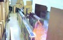 Video: Thuốc lá điện tử trong túi nổ rách tung quần khách hàng