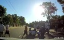 Video: Mặc áo chống nắng quá dài, bé gái bị cuốn vào bánh xe máy của bố