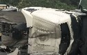 Video: Ôtô tải nổ lốp và lật nghiêng trên cầu, hàng tấn xi măng đổ xuống hồ