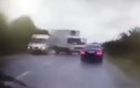 Video: Kinh hoàng giây phút xe chở Tổng thống Moldova bị đâm