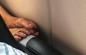 Đôi chân "kinh dị" trên máy bay khiến dân tình hết hồn