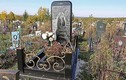 Bí ẩn về bia mộ hình iPhone khổng lồ tại nghĩa trang