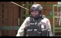 Video:  Bị mũi tên bắn thủng mắt, cảnh sát vẫn thản nhiên đi lại 