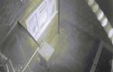 Video: Khỏa thân cầm gậy “lao như bay” ra khỏi nhà bắt trộm