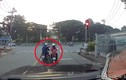 Video: Cô gái ngớ người khi bị cướp phăng điện thoại lúc chờ đèn đỏ
