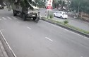 Video: Thiếu quan sát, người đàn ông gặp tai nạn thảm khốc dưới bánh xe tải