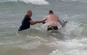 Video: Cảnh sát cởi áo, nhảy xuống biển cứu kangaroo chết đuối
