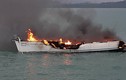 Video: Du thuyền cháy ngùn ngụt giữa biển vì bị sét đánh
