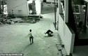 Video: Bé trai rơi từ tầng 3 trúng người bạn và diễn biến không tưởng