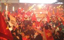 Việt Nam vô địch, hàng nghìn người đổ ra đường “đi bão” đỏ rực