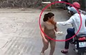 Video: Áp sát người phụ nữ đi bộ, táo tợn giật phăng dây chuyền