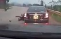 Video: Xe máy ôm cua, lao thẳng vào gầm ôtô