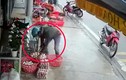 Video: Thanh niên dừng xe và hành động không ngờ với rổ trứng