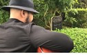 Video: Người đàn ông ôm đàn hát trước mộ Trần Lập gây “bão“