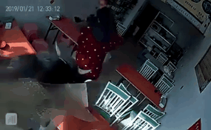 Video: Bị trâu truy đuổi, người phụ nữ chạy thục mạng vào quán ăn