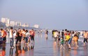 Nắng ấm, du khách chen chân tắm biển ở Sầm Sơn ngày đầu năm  