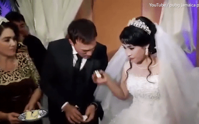 Chú rể tát thẳng mặt cô dâu vì 'nhử' ăn bánh trong lễ cưới