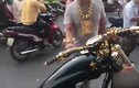 Video: Đại gia đeo 13kg vàng "gây bão" với mô tô mạ vàng trên phố