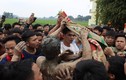 Video: Hàng trăm trai tráng giẫm đạp cướp bông để cầu sinh quý tử