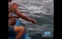 Video: Thả mồi “độc” người đàn ông câu được cá “khủng“