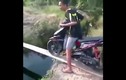 Video: Cái kết đắng cho thanh niên đi xe máy qua cầu ván
