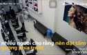 Video: Người phụ nữ bị trộm túi xách ngay sau lưng khi gội đầu cho khách