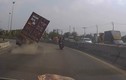 Video: Giây phút kinh hoàng của lái xe máy suýt bị xe container đè bẹp