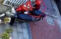 VIDEO: Trộm "nẫng" xe máy nhanh như chớp, chủ nhà bất lực đuổi theo
