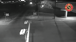 Video: Tài xế ngủ gật khiến xe tải lao khỏi cầu vượt