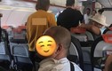 Nam thanh niên bất ngờ đòi xuống máy bay vì cãi nhau với bạn gái
