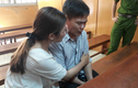 Cha giết mẹ: Con gái ôm cha khóc nức nở xin tòa giảm án